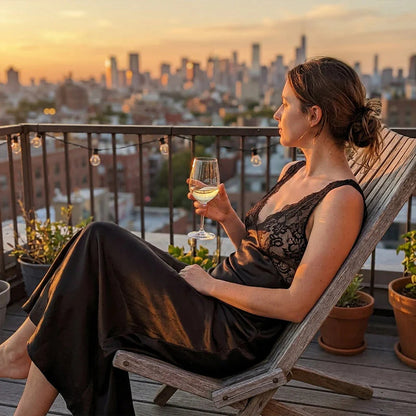 ✨ Elegáns V-nyakú selyem hálóing – Lebegő, romantikus szabás, puha és bőrbarát anyag 💤