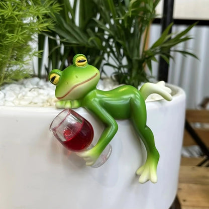 Cserép szélére kapaszkodó aranyos béka szobrocska | POTHOME